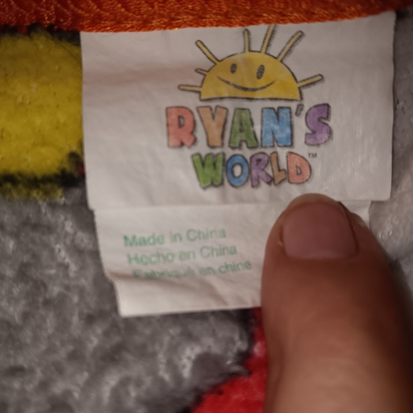 Kids pair of matching throw blankets, Ryan's World  42 by 56 - Picture 2 of 2